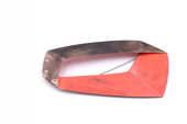 Portrait_teaser_stutz_7_ansteckschmuck_ko_rper_rot